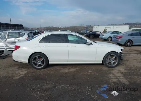 2017 Mercedes-Benz E 300 4Matic z USA, uszkodzony, nr VIN WDDZF4KB8HA060518